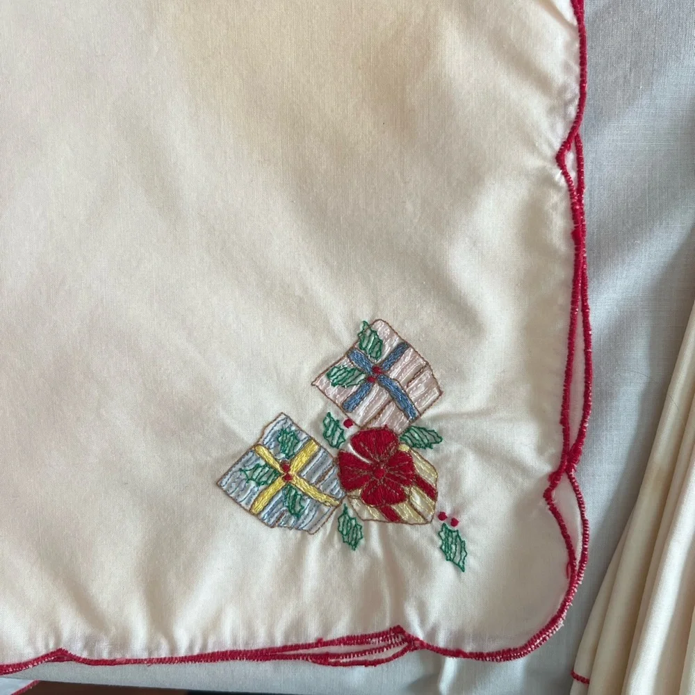 Holiday Embroidered Table Linens Placemat and Napkin Sets (8)